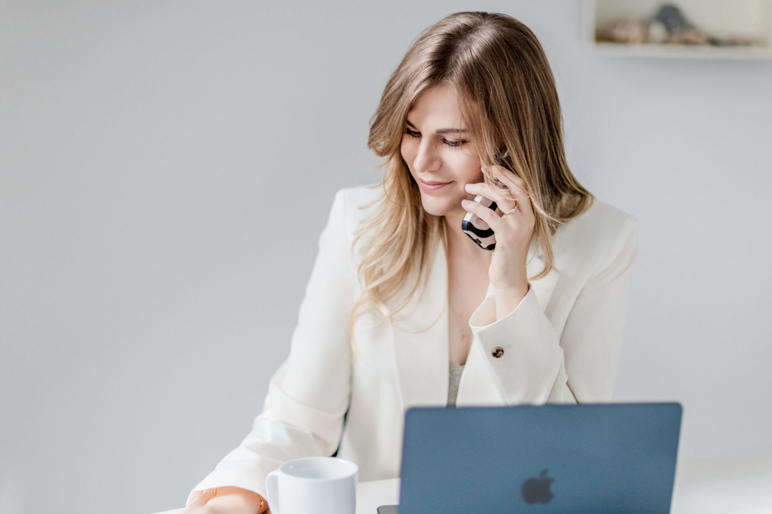 Lilly, Hochzeitsplanerin aus NRW, bei der Planung moderner und stilvoller Hochzeiten